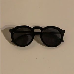 Black oversized sunglasses